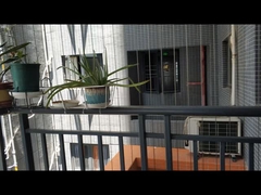 Niewidzialna siatka z okienem z jasnym widokiem