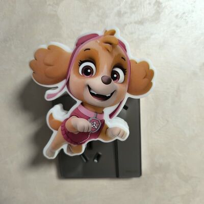 Lampka nocna zasilana z gniazdka, żarówka LED zapewniająca miękkie oświetlenie do sypialni