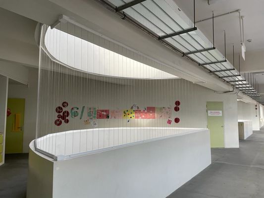 Invisible Safety Grill Niewidzialna bariera ochronna zaprojektowana, aby skutecznie chronić dzieci i zwierzęta domowe, zachowując jednocześnie estetykę