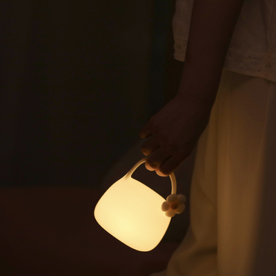 Nowoczesna urocza lampa przenośna Ciepła biała lampa stołowa LED do sypialni