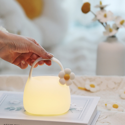 Nowoczesna urocza lampa przenośna Ciepła biała lampa stołowa LED do sypialni