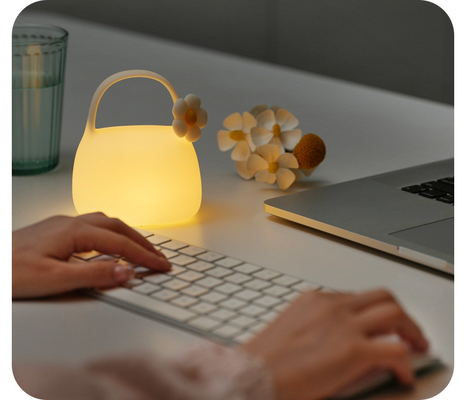 Nowoczesna urocza lampa przenośna Ciepła biała lampa stołowa LED do sypialni
